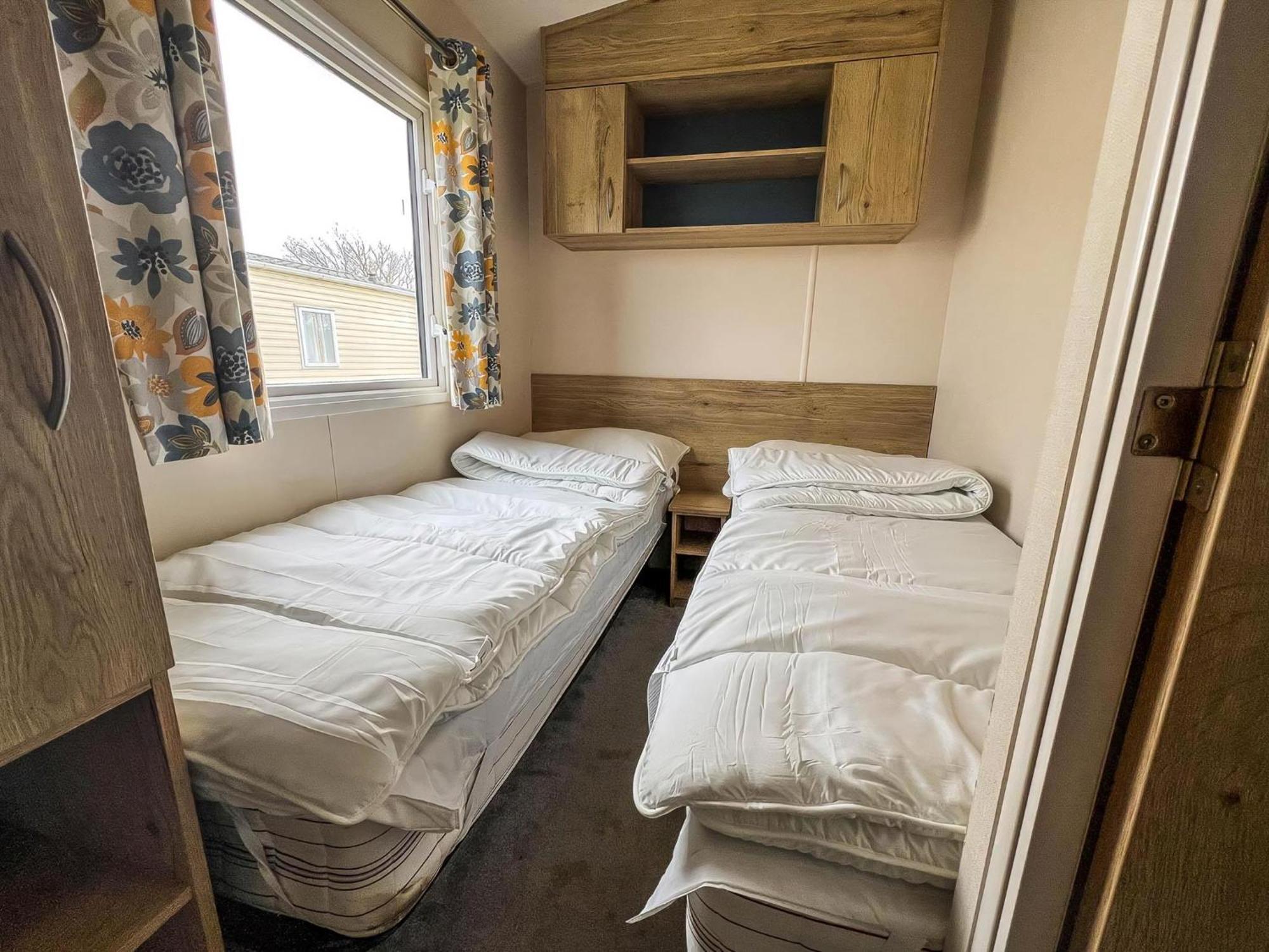 Homely 8 Berth Caravan At Dovercourt Holiday Park, Essex Ref 44201H Great Oakley  Exteriér fotografie