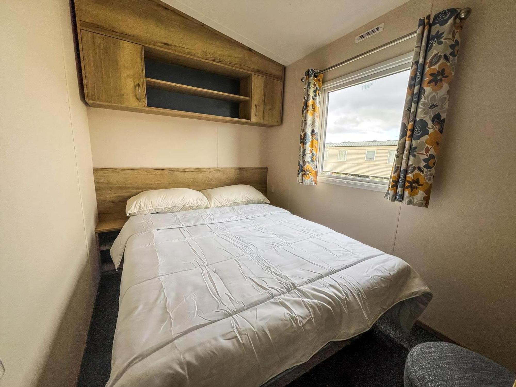 Homely 8 Berth Caravan At Dovercourt Holiday Park, Essex Ref 44201H Great Oakley  Exteriér fotografie